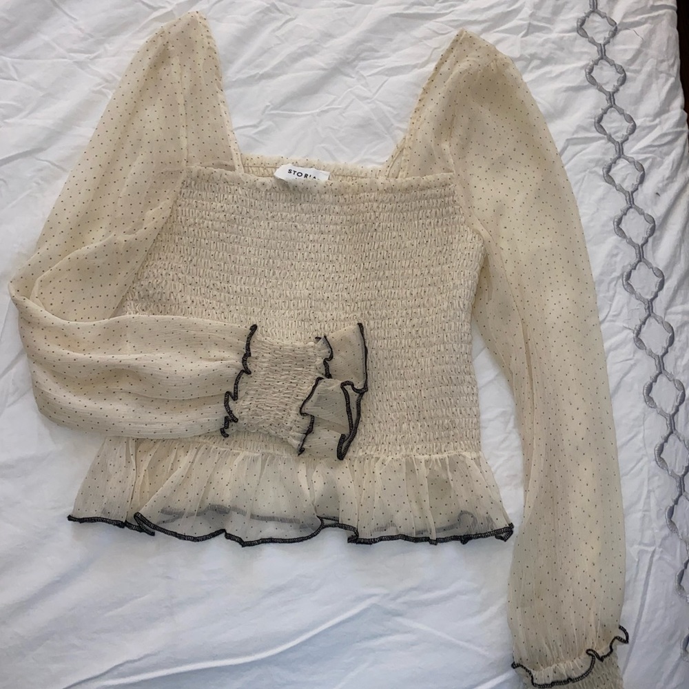 Cute storia tight top with flowy sleeves